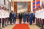 Permanent member of the Communist Party of Vietnam (CPV) Central Committee’s Secretariat Tran Cam Tu and President of the Cambodian National Assembly Khuon Sudary at the official welcome ceremony in Cambodia. (Photo: VNA)