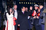 Prime Minister Pham Minh Chinh and his spouse Le Thi Bich Tran at Frédéric Chopin Airport. (Photo: VNA)