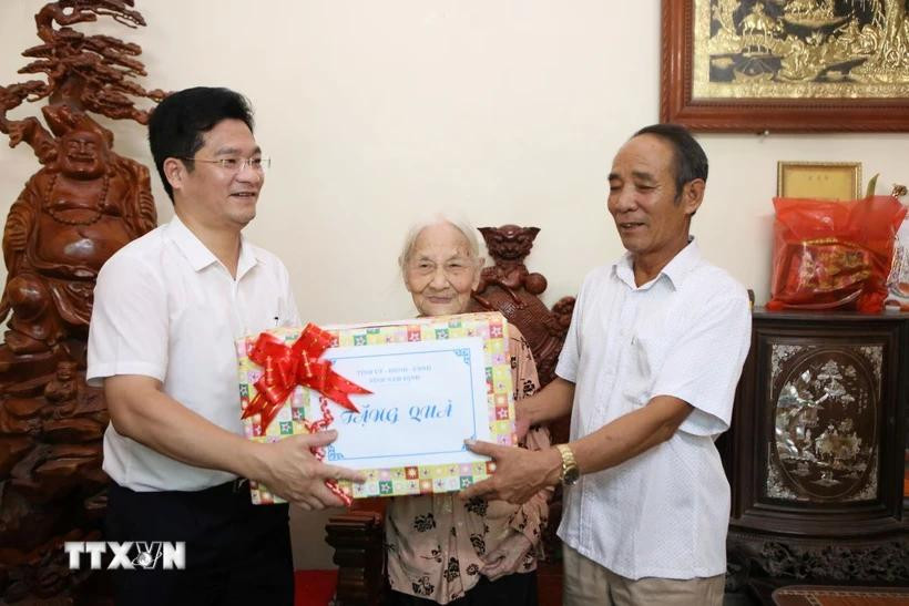 https://mediaen.vietnamplus.vn/images/c8a290be9caa4e719a9dfc38782e9aaa410094cc773a58936864fd8dd776e96ea6729e301f7723b471396a0cbaddada1ad204a6a03828db36c2b66007a6733c4afeb5ffee57352f1fa10cea829bd3b6bb70228659c471a3e10d1e168b4a046c855aee5cdbe2ee0f0a0c8fea17e7ffb9eb458ecb80c4b14e1f9d35d0b0ad9d299/gifts-for-revolution-contributors-on-occasion-of-war-invalids-and-martyrs-day-7051.jpg
