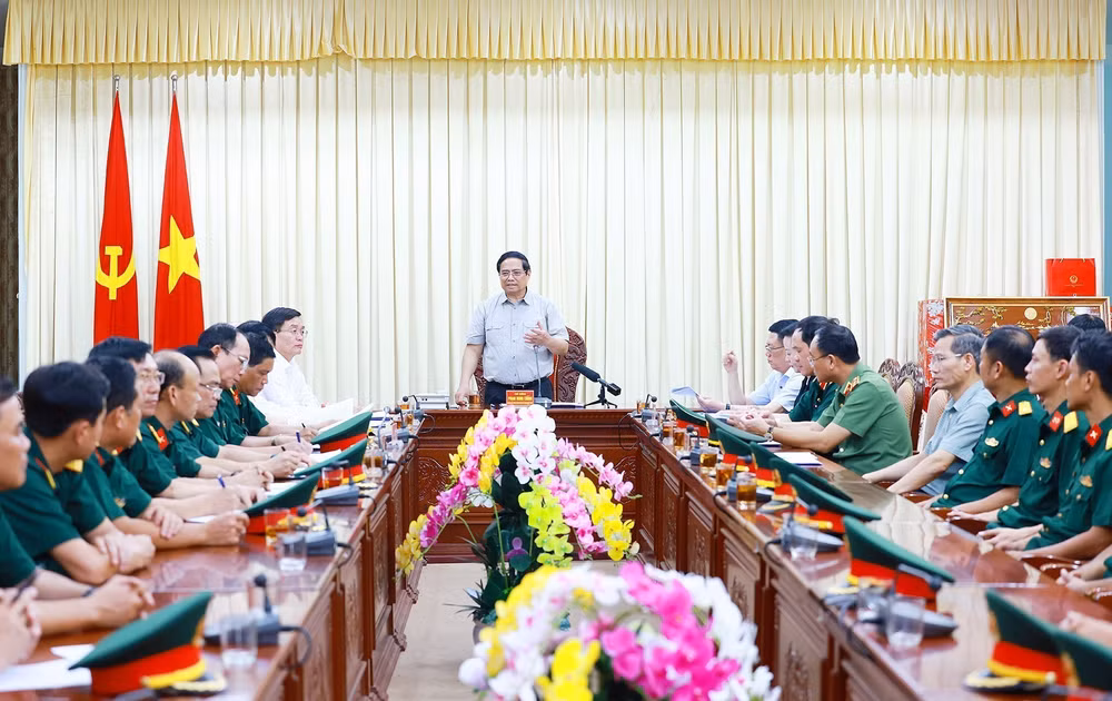 Prime Minister visits armed forces of Dak Lak province 2.jpg