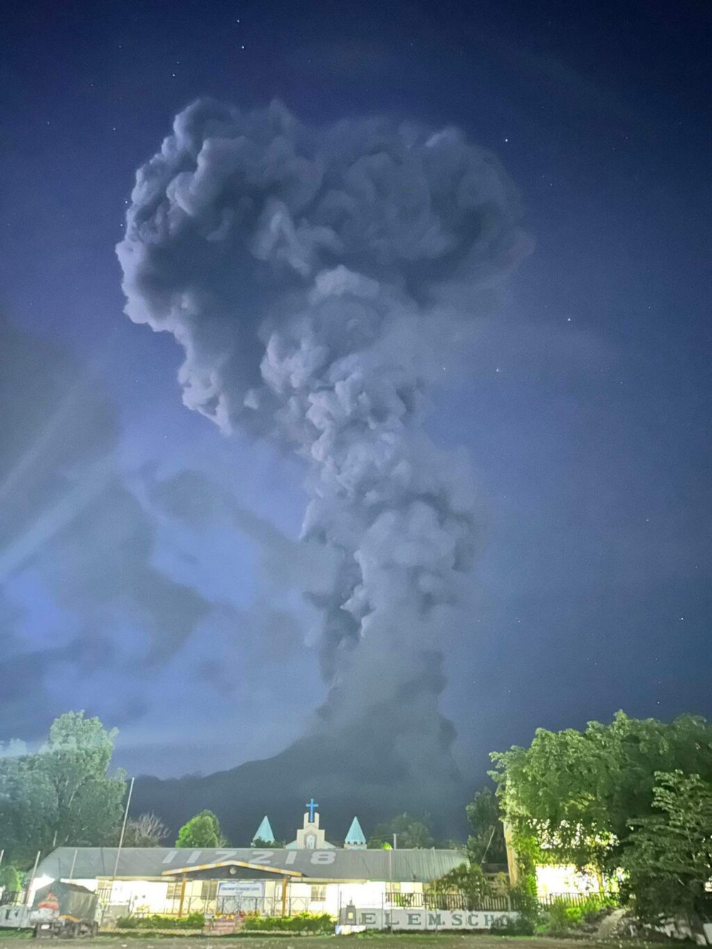 Philippines: Kanlaon volcano emits 5 km-tall plumes | Vietnam+ (VietnamPlus)