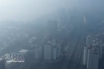 Hanoi streets are covered with fine dust. The capital has conducted different measures to control air pollution, especially in the dry season. (Photo: VNA)