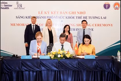 Representatives of Ho Chi Minh City’s departments of Health and Education and Training and Novo Nordisk Vietnam sign a memorandum of understanding for the Cities for Better Health initiative on August 14. (Photo courtesy of the organisers)