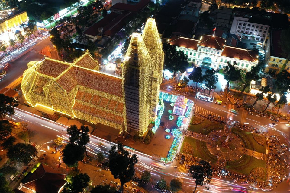 The Notre Dame Cathedral is adorned with around 500,000 meters of LED lights, illuminating its front, back, and sides. (Photo: VNA)