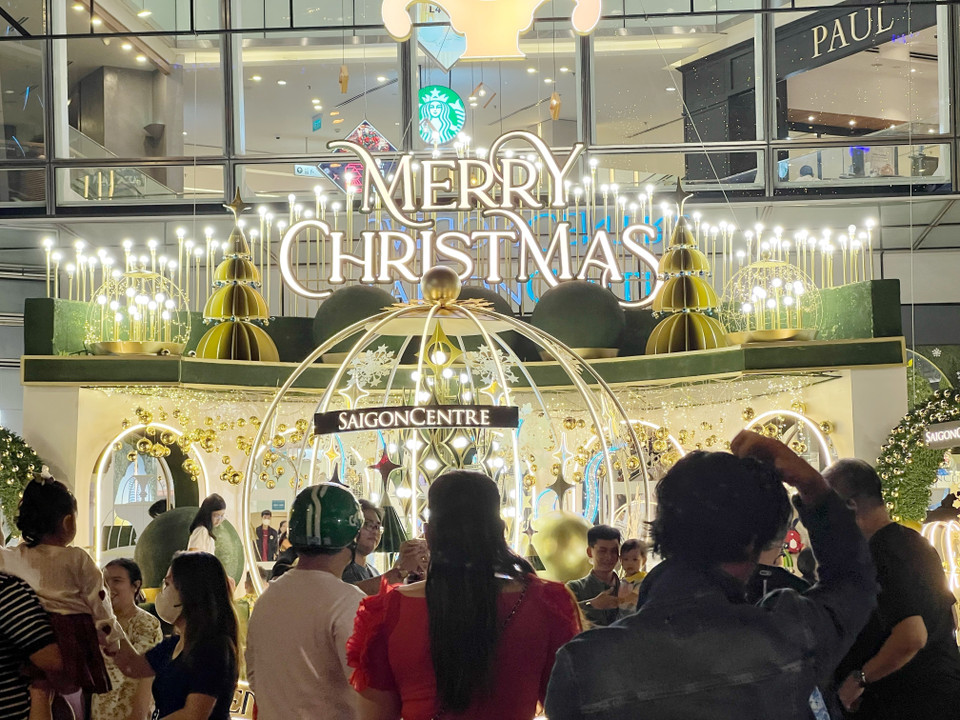 Visitors capture moments at a shopping mall in Ho Chi Minh City. (Photo: VNA)