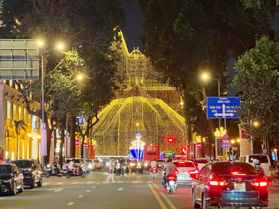 Streets surrounding the Notre Dame Cathedral are illuminated with shimmering, enchanting lights at night. (Photo: VNA)