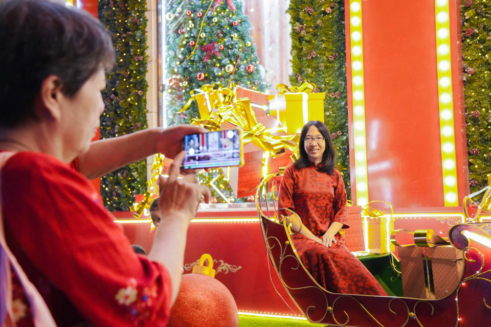 Many people choose red as the dominant colour to capture Christmas moments. (Photo: VNA)