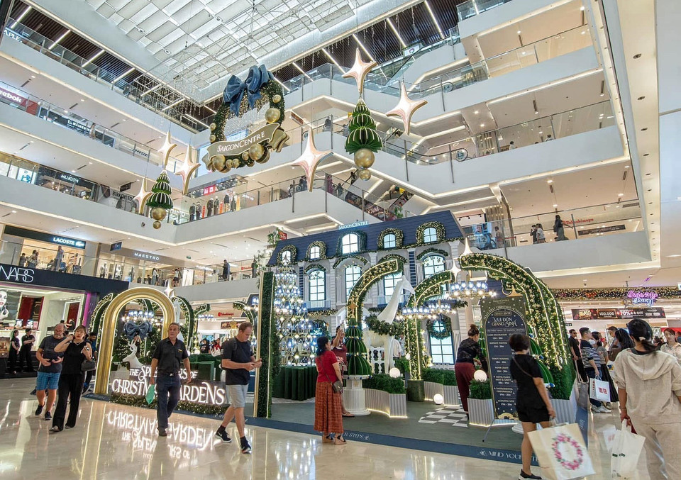 A miniature display at the shopping mall brings Chrismast spirit to people. (Photo: VNA)
