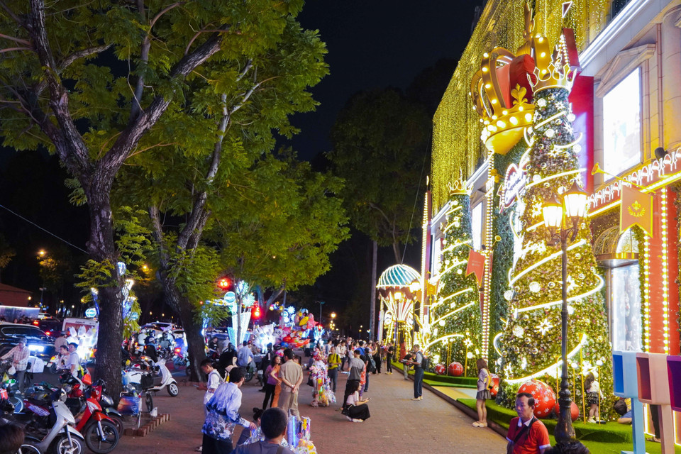 Many locals flock to Diamond Shopping Centre in Ho Chi Minh City's District 1 to enjoy early Christmas celebration. (Photo: VNA)