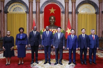 State President Luong Cuong (fifth from left), Angolan Ambassador to Vietnam Fernando Miguel (fourth from left) and other officials at the reception on April 24. (Photo: VNA)