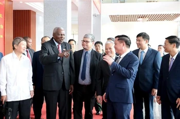 President of the National Assembly of People’s Power and President of the Council of the State of Cuba Esteban Lazo Hernández and a high-ranking Cuban delegation pay a working visit to the northern province of Hung Yen on October 4. (Photo: VNA)