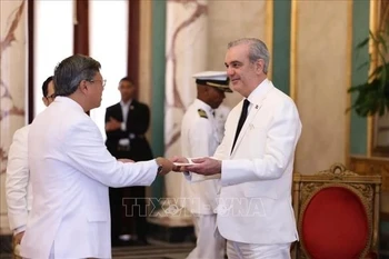 Vietnamese Ambassador Le Quang Long presents his credentials to President Luis Rodolfo Abinader Corona on May 29 in Santo Domingo (Photo: VNA)