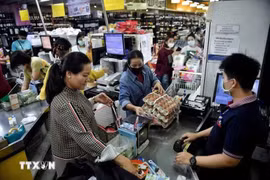 Customers shop at a supermarket in Bangkok, Thailand. (Photo: AFP/VNA)