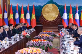 At the talks between Vietnamese State President Luong Cuong, and General Secretary of the Lao People's Revolutionary Party (LPRP) Central Committee and President of Laos Thongloun Sisoulith in Vientiane on April 24. (Photo: VNA)