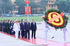 A high-ranking delegation of the Party Central Committee, the State President, the National Assembly (NA), the Government, and the Vietnam Fatherland Front (VFF) Central Committee lays wreaths and pays tribute to President Ho Chi Minh at the late leader's mausoleum on April 28 morning. (Photo: VNA)