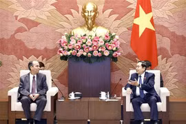 NA Chairman Tran Thanh Man (R) receives Cuban Ambassador to Vietnam Rogelio Polanco Fuentes in Hanoi on January 9. (Photo: VNA)