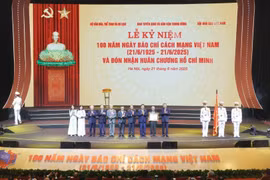 On behalf of Party and State leaders, Party General Secretary To Lam (R) awarded a Ho Chi Minh Order to the Vietnamese revolutionary press for its great contributions to the revolutionary cause of the Party and the nation. (Photo: VNA)