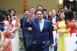 Prime Minister Pham Minh Chinh meets with representatives of the Vietnamese community in China on August 31 morning. (Photo: VNA)