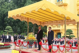 General Secretary of the Communist Party of Vietnam (CPV) Central Committee To Lam (R) hosts a red-carpet welcome ceremony for First Secretary of the Communist Party of Cuba (CPC) Central Committee and President of Cuba Miguel Díaz-Canel Bermúdez. (Photo: VNA)