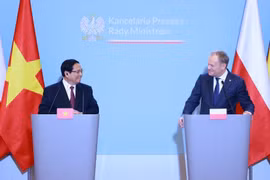 Prime Minister Pham Minh Chinh (L) and his Polish counterpart Donald Tusk at the joint press conference in Warsaw on January 16. (Photo: VNA)