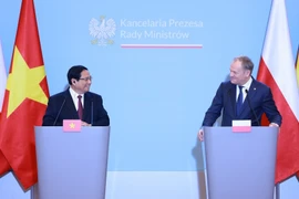 Prime Minister Pham Minh Chinh (L) and his Polish counterpart Donald Tusk at the joint press conference in Warsaw on January 16. (Photo: VNA)