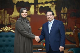 Prime Minister Pham Minh Chinh (R) and Minister of Climate Change and Environment of the UAE Amna bint Abdullah Al Dahak at their meeting in Hanoi on April 16. (Photo: VNA)