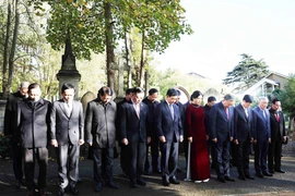 General Secretary of the Communist Party of Vietnam To Lam, and his spouse Ngo Phuong Ly, along with a high-ranking Vietnamese delegation, pay tribute to proletariat leader Karl Marx at his grave in Highgate Cemetery in London on October 28. (Photo: VNA)