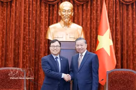 General Secretary of the Communist Party of Vietnam Central Committee and State President To Lam (right) and outgoing Korean Ambassador to Vietnam Choi Young-sam. (Photo: VNA)