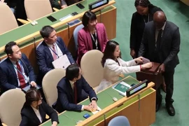 Vietnamese Deputy Minister of Foreign Affairs Nguyen Minh Hang casts her ballot to elect members of the UNHRC for the 2026-2028 term. (Photo: VNA)