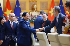 Prime Minister Pham Minh Chinh meets with 20 Ambassadors and Chargé d'affaires of the European Union (EU) and EU member states in Hanoi on March 5. (Photo: VNA)