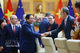 Prime Minister Pham Minh Chinh meets with 20 Ambassadors and Chargé d'affaires of the European Union (EU) and EU member states in Hanoi on March 5. (Photo: VNA)