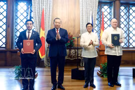 General Secretary of the Communist Party of Vietnam Central Committee and State President To Lam (second, left), and Philippine President Ferdinand Romualdez Marcos Jr. (second, right) witness the exchange of a Memorandum of Understanding (MoU) on defence cooperation between the Ministry of National Defence of Vietnam and the Ministry of Defence of the Philippines. (Photo: VNA)