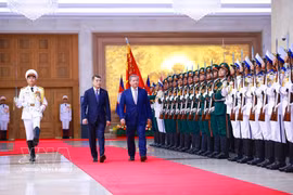 Prime Minister Le Minh Hung and Cambodian Prime Minister Samdech Moha Borvor Thipadei Hun Manet review the guard of honour of the Vietnam People's Army. (Photo: VNA)