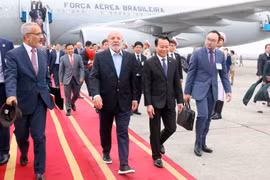 Brazilian President Luiz Inacio Lula da Silva arrives in Hanoi on March 27 afternoon, beginning his three-day state visit to Vietnam at the invitation of State President Luong Cuong. (Photo: VNA)
