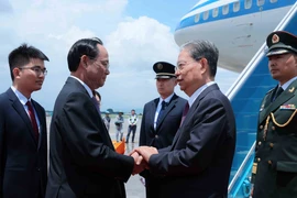 NA Vice Chairman Tran Quang Phuong (L) welcomes Chairman of the Standing Committee of the National People’s Congress (NPC) of China Zhao Leji at the airport. (Photo: VNA)