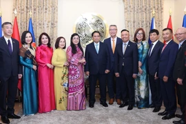 Prime Minister Pham Minh Chinh (7th from right), his spouse and staff of the Vietnamese Embassy in the Czech Republic. (Photo: VNA)