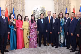 Prime Minister Pham Minh Chinh (7th from right), his spouse and staff of the Vietnamese Embassy in the Czech Republic. (Photo: VNA)