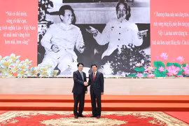 Vietnamese State President Luong Cuong (L), and General Secretary of the Lao People's Revolutionary Party (LPRP) Central Committee and President of Laos Thongloun Sisoulith attend the Vietnam-Laos friendship exchange programme. (Photo: VNA)