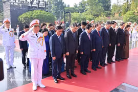 Incumbent and former leaders of the Party and the State pay tribute to fallen soldiers at the Monument to Heroic Martyrs on Bac Son street in Hanoi. (Photo: VNA)