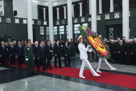 The delegation of the Central Committee of the Communist Party of Vietnam, led by General Secretary To Lam, pays tribute to former State President Tran Duc Luong. (Photo: VNA) 