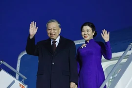 General Secretary of the Communist Party of Vietnam Central Committee To Lam and his spouse arrive in Helsinki on October 20 evening, beginning their official visit to Finland. (Photo: VNA)