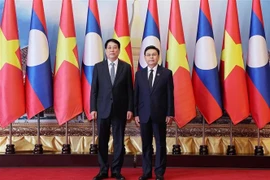 Vietnamese State President Luong Cuong (L) meets with President of the Lao National Assembly Saysomphone Phomvihane in Vientiane on April 25. (Photo: VNA)