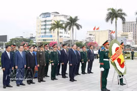Party General Secretary and State President To Lam and delegates pay tribute to fallen combatants at the Da Nang City Memorial. (Photo: VNA)