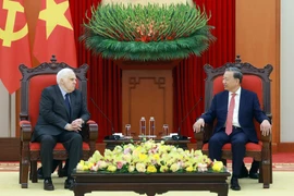 Party General Secretary To Lam (R) and Frederick W. Smith, Founder and Executive Chairman of FedEx, at their meeting in Hanoi on February 25. (Photo: VNA)