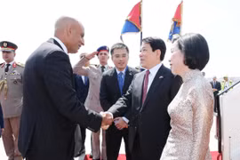 State President Luong Cuong (R) and his spouse Nguyen Thi Minh Nguyet are welcomed by Egyptian Minister of Education and Technical Education Mohamed Abdel Latif. (Photo: VNA)