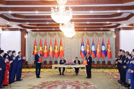 General Secretary of the Communist Party of Vietnam To Lam (L) and General Secretary of the Lao People’s Revolutionary Party and President of Laos Thongloun Sisoulith witness the exchange of a memorandum of understanding between Vietnam’s Phu Tho province and Laos's Luang Namtha province. (Photo: VNA)