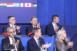 General Secretary of the Communist Party of Vietnam To Lam (centre, back row) attends the inaugural meeting of the Gaza Board of Peace in Washington D.C. on February 19 morning (local time). (Photo: VNA)