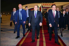 Russian Prime Minister Mikhail Vladimirovich Mishustin (C) arrives in Hanoi in the early morning of January 14, beginning his two-day official visit to Vietnam at the invitation of Prime Minister Pham Minh Chinh. (Photo: VNA)