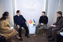 Vietnamese Prime Minister Pham Minh Chinh (second, left) meets with Ukrainian President Volodymyr Zelensky (second, right) in Davos on January 21. (Photo: VNA)
