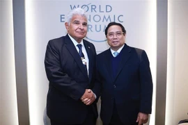 Vietnamese Prime Minister Pham Minh Chinh (R) and Panamanian President José Raúl Mulino Quintero in Davos on January 21. (Photo: VNA)